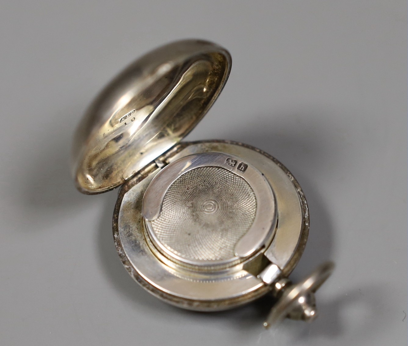 An Edwardian silver sovereign case, Birmingham, 1907 and an 800 standard white metal thimble.